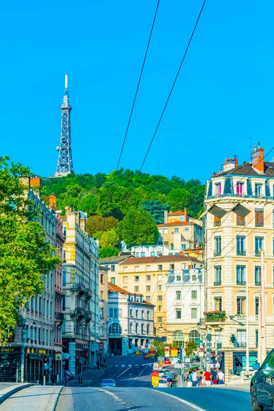 Lyon França Julho 2017 Pessoas Estão Passeando Sob Torre Metálica — Fotografia de Stock