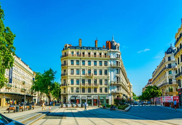 Ліон Франція Липня 2017 Люди Прогулюватися Серед Помітних Будівлі Республіки — стокове фото