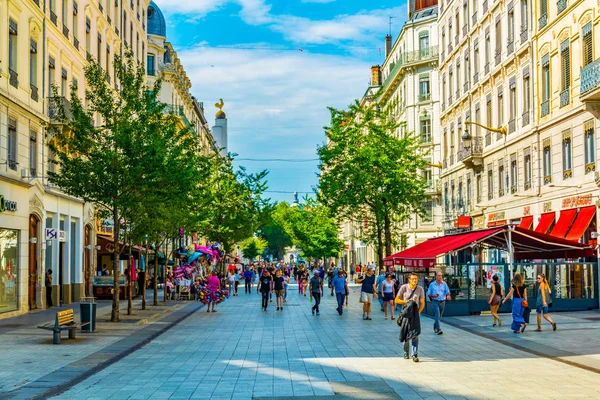 Lyon Francja Lipca 2017 Ludzie Spacerując Wąskiej Uliczce Zabytkowym Centrum — Zdjęcie stockowe