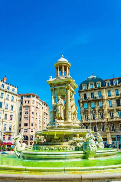 Lyon Francia Julio 2017 Gente Está Admirando Una Hermosa Fuente — Foto de Stock