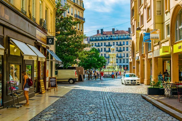 Lyon Francja Lipca 2017 Ludzie Podziwiając Piękną Marmurową Fontanną Place — Zdjęcie stockowe