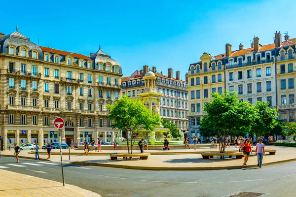 Lyon França Julho 2017 Pessoas Estão Admirando Uma Bela Fonte — Fotografia de Stock
