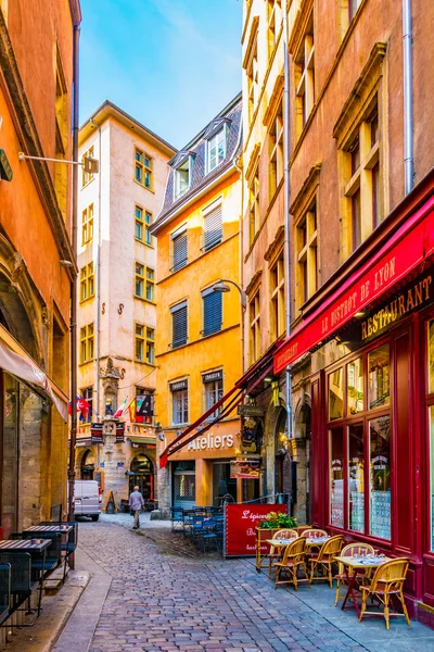 Lyon Francia Julio 2017 Una Calle Estrecha Llena Restaurantes Está — Foto de Stock