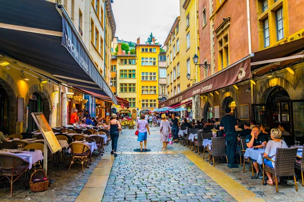 Lyon France July 2017 People Strolling Narrow Street Old Town — Stock Photo, Image