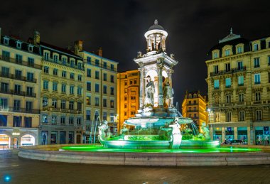 Lyon, Fransa, 22 Temmuz 2017: Place des Jacobins Lyon, Frangı güzel bir mermer çeşme, gece görünümü
