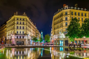Lyon, Fransa, 22 Temmuz 2017: Gece Place de la Republique'ye tarihi merkezi Lyon, Frangı görünümünü