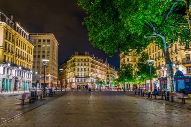 Lyon, Fransa, 22 Temmuz 2017: Gece Place de la Republique'ye tarihi merkezi Lyon, Frangı görünümünü