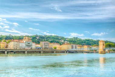 Vienne, Fransa, 22 Temmuz 2017: Rhone Riverside nehir Vienne, Frangı