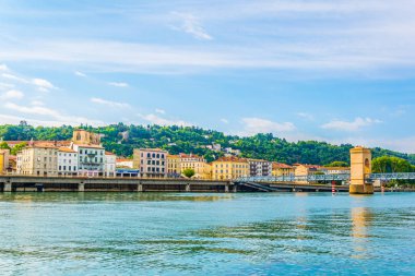 Vienne, Fransa, 22 Temmuz 2017: Rhone Riverside nehir Vienne, Frangı