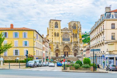 Vienne, Fransa, 23 Temmuz 2017: Vienne, Frangı görkemli Katedrali görünümünü
