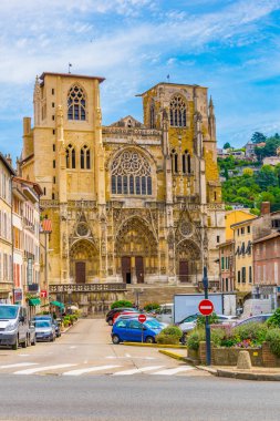 Vienne, Fransa, 23 Temmuz 2017: Vienne, Frangı görkemli Katedrali görünümünü