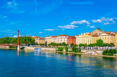 Lyon, Fransa, 23 Temmuz 2017: Bir güneşli yaz günü, Frangı sırasında Lyon Riverside Saone Nehri