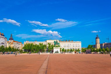 Lyon, Fransa, 23 Temmuz 2017: İnsanlar Louis XIV heykelin Place Bellecour Lyon, Frangı üzerinde geçiyor