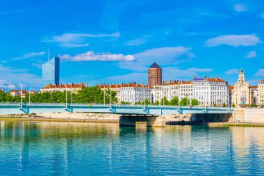 Lyon, Fransa, 23 Temmuz 2017: Rhone Riverside nehir arka planda Lyon, Frangı olarak Part Dieu merkezi ile