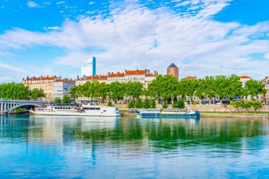 Lyon, Fransa, 23 Temmuz 2017: Rhone Riverside nehir arka planda Lyon, Frangı olarak Part Dieu merkezi ile