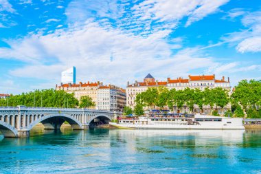 Lyon, Fransa, 23 Temmuz 2017: Rhone Riverside nehir Lyon, Frangı
