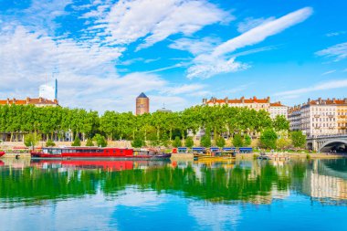Lyon, Fransa, 23 Temmuz 2017: Rhone Riverside nehir arka planda Lyon, Frangı olarak Part Dieu merkezi ile