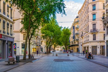 Lyon, Fransa, 23 Temmuz 2017: İnsanlar rue de la republique Lyon, Frangı tarihi merkezi aracılığıyla gezinme