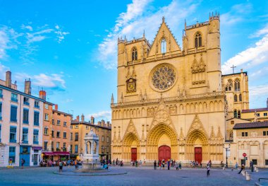 Lyon, Fransa, 23 Temmuz 2017: İnsanlar saint jean baptist Lyon, Frangı tarihi merkezi olan katedral önünde gezinme