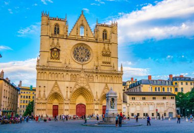 Lyon, Fransa, 23 Temmuz 2017: İnsanlar saint jean baptist Lyon, Frangı tarihi merkezi olan katedral önünde gezinme