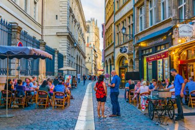 Lyon, Fransa, 23 Temmuz 2017: İnsanlar eski kasaba lyon günbatımı sırasında Fransa geziniyor