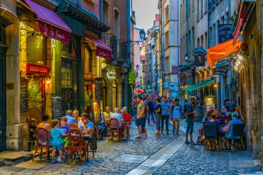 Lyon, Fransa, 23 Temmuz 2017: İnsanlar eski kasaba lyon günbatımı sırasında Fransa geziniyor