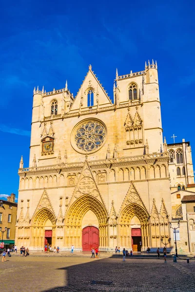 Lyon Francia Julio 2017 Gente Está Paseando Frente Catedral San — Foto de Stock