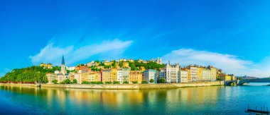Basilique Notre Dame de Fourviere Lyon 'da Saone nehrinin arkasında görüldü.
