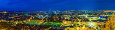 Lyon Part Dieu Ticaret Merkezi Frangı hakim gece havadan görünümü