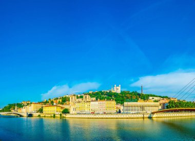 Basilique Notre Dame de Fourviere Lyon 'da Saone nehrinin arkasında görüldü.