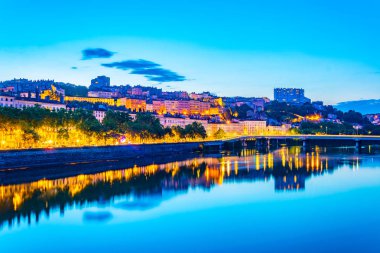 Lyon, Frangı Rhone Nehri'nin ışıklı riverside gece görünümü