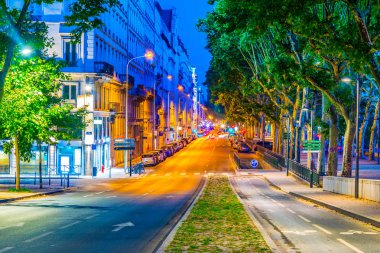 Lyon, Fransa, 21 Temmuz 2017: Gece görünümünü bir sokak tarihi merkezi Lyon, Frangı