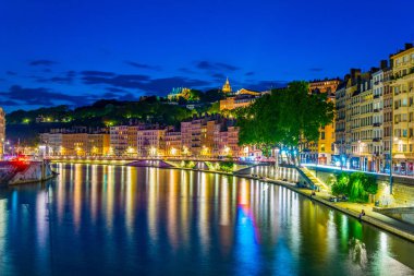 Lyon, Frangı Saone Nehri'nin ışıklı riverside gece görünümü
