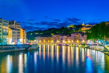 Lyon, Frangı Saone Nehri'nin ışıklı riverside gece görünümü
