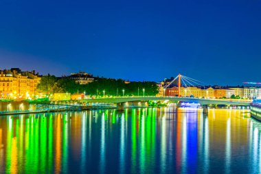 Lyon, Frangı Saone Nehri'nin ışıklı riverside gece görünümü