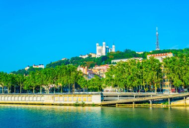 Basilique Notre Dame de Fourviere Lyon 'da Saone nehrinin arkasında görüldü.