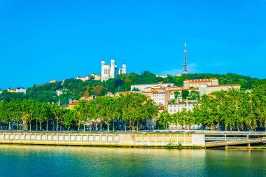 Basilique Notre Dame de Fourviere Lyon 'da Saone nehrinin arkasında görüldü.