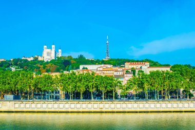 Basilique Notre Dame de Fourviere Lyon 'da Saone nehrinin arkasında görüldü.