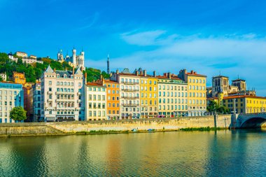 Basilique Notre Dame de Fourviere ve katedral saint jean Baptiste nehir Saone Lyon, Frangı arkasında görüntülendi?