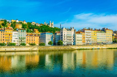 Basilique Notre Dame de Fourviere Lyon 'da Saone nehrinin arkasında görüldü.