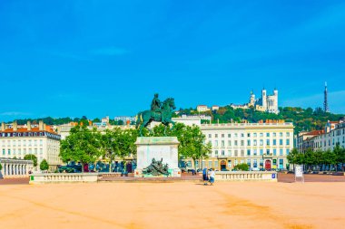 Louis XIV Lyon, Frangı heykelinin arkasında Bazilikası Notre-Dame de Fourviere görüntülendi