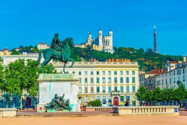 Louis XIV Lyon, Frangı heykelinin arkasında Bazilikası Notre-Dame de Fourviere görüntülendi