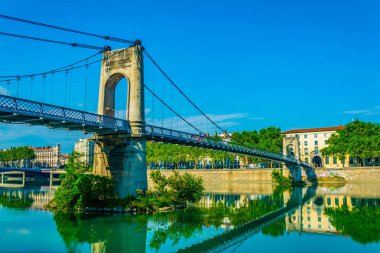 Lyon 'daki Colege Köprüsü' nden geçenler, Franc