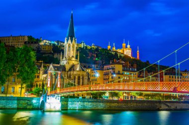 Işıklı basilique de Notre-dame de Fourivere ve Saint Georges Kilisesi Lyon, Frangı gece görünümü