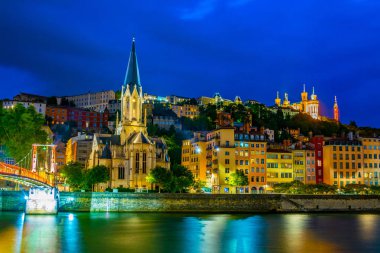 Işıklı basilique de Notre-dame de Fourivere ve Saint Georges Kilisesi Lyon, Frangı gece görünümü