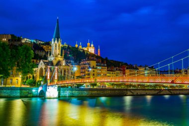 Işıklı basilique de Notre-dame de Fourivere ve Saint Georges Kilisesi Lyon, Frangı gece görünümü