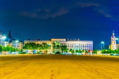 Place Bellecour Lyon, Frangı Louis XIV heykelinin gece görünümü