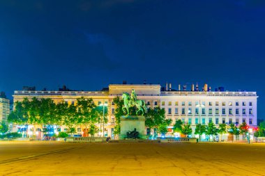 Place Bellecour Lyon, Frangı Louis XIV heykelinin gece görünümü
