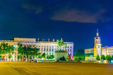 Place Bellecour Lyon, Frangı Louis XIV heykelinin gece görünümü