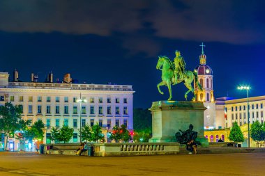 Place Bellecour Lyon, Frangı Louis XIV heykelinin gece görünümü
